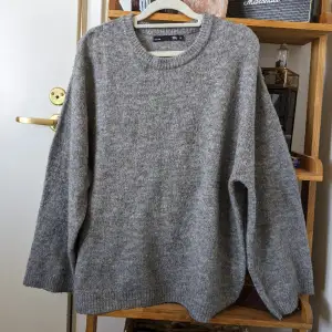 Oversized grå stickad tröja<3 lite smått nopprig men annars fin och stickas inte överhuvudtaget!🤩