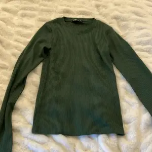 En mörkgrön tröja som sitter tight runt kroppen 💗 Den är i bra skick och har blivit använd typ 1 gång 💗