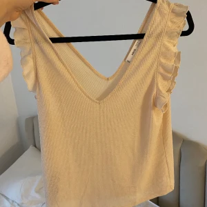 Volang topp - Jätte söt volang topp i lite aprikos/ljus rosa färg. Kommer från mango i storlek S, passar även XS/S. I bra skick och använd fåtal gånger 💕