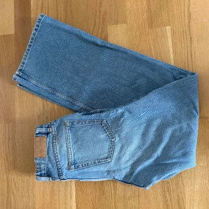 Monki jeans - Blå vida jeans från Monki i modellen Yoko, storlek 25🩵