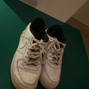 Airforce 1 Peace love and swoosh - Jag säljer mina airforces billigt! Jag har köpt detta par från footlocker. OBS! Dessa par är slitna i hällen på båda skorna. Kom privat om du är intresserad för mer information och bilder.