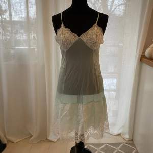 Ljusblå mesh klänning med vita spetts detaljer! Fungerar både som Lingerie och beach cover-up 💙