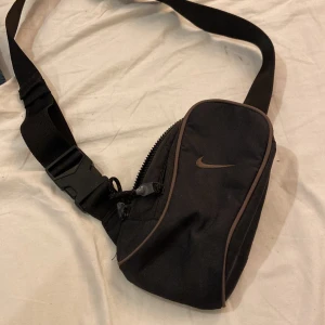 Nike väska - Knappt använd. Men liten o smidig