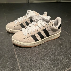 Adidas campus 00’s - Säljes mina adidas campus 00’s som är i super fint skick! Använda fåtal gånger. 