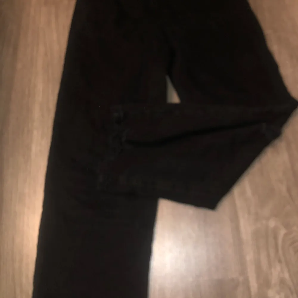 Ett par svarta jeans som aldrig blivit använda!. Jeans & Byxor.