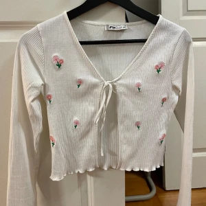 Vit topp - Vit blommig top perfekt for sommaren! Oanvänt Storlek XS