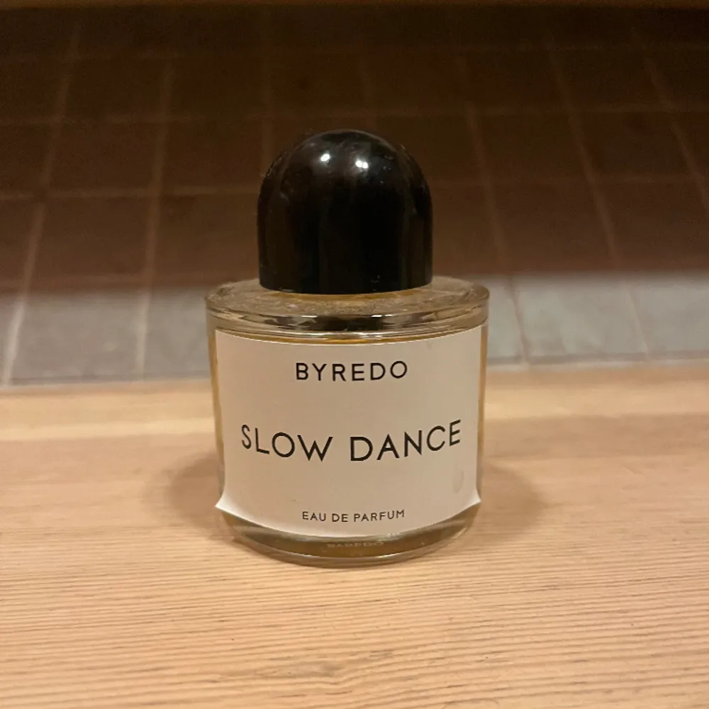 Byredo parfym slowdance 50 ml. Andvänd ett fåtal gånger och har fortfarande mycket innehåll kvar (se bild två). Pris är diskuterbart!. Övrigt.