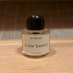 Byredo parfym slowdance 50 ml. Andvänd ett fåtal gånger och har fortfarande mycket innehåll kvar (se bild två). Pris är diskuterbart!