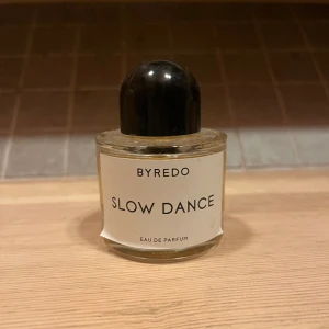 Byredo slowdance parfym - Byredo parfym slowdance 50 ml. Andvänd ett fåtal gånger och har fortfarande mycket innehåll kvar (se bild två). Pris är diskuterbart!