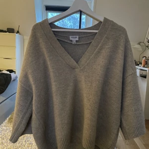 Stickad tröja  - Jättefin tröja från Vero Moda. Använd fåtal gånger. Säljer då jag inte använder längre.
