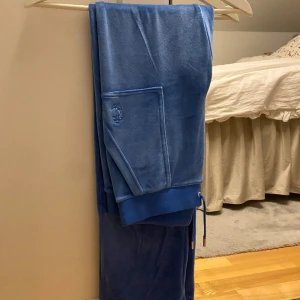 Juicy Couture - Jättefina skrik blå juicy couture, oanvända!!💞