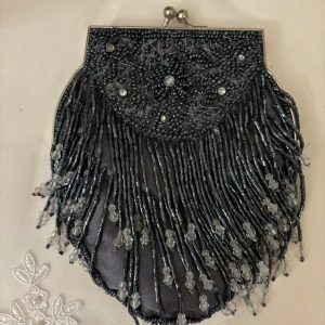 Lisbeth Dahl elegant jättesöt clutch ny bal bröllop fest - Utsmyckad med vackra pärlor och siden