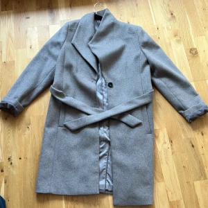 Esprit rock - Denna godingen har använts väldigt sällan / glest, därför så klassas den som en 10/10 i skick. Denna är köpt för 12 000 kr i NK, Stockholm, säljs troligtvis inte i nuläget! Den passar prima för den som är förtjust i den klassiska brittiska stilen!