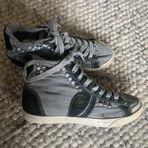 Converse liknande skor - Ascoola sneakers från replay! Perfekta nu till våren ☺️☺️Bra skick