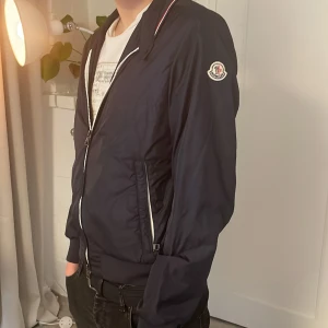 Moncler jacka - Säljer du denna feta moncler jacka i ett perfekt skick. Den e tunn och bra till våren. Modellen är 178 o väger 72kg. Nypris 8699kr o mitt 2600kr. Kan ta emot byten men möts upp (Göteborg)