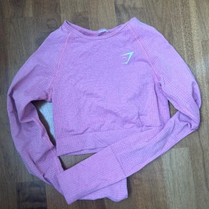 Gymshark tröja - Säljer denna croppade rosa gymshark topp. Använd ett fåtal gånger💓