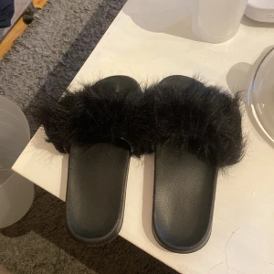 Fluff tofflor - Minns ej vart som e köpta, aldig använda storlek 38-39