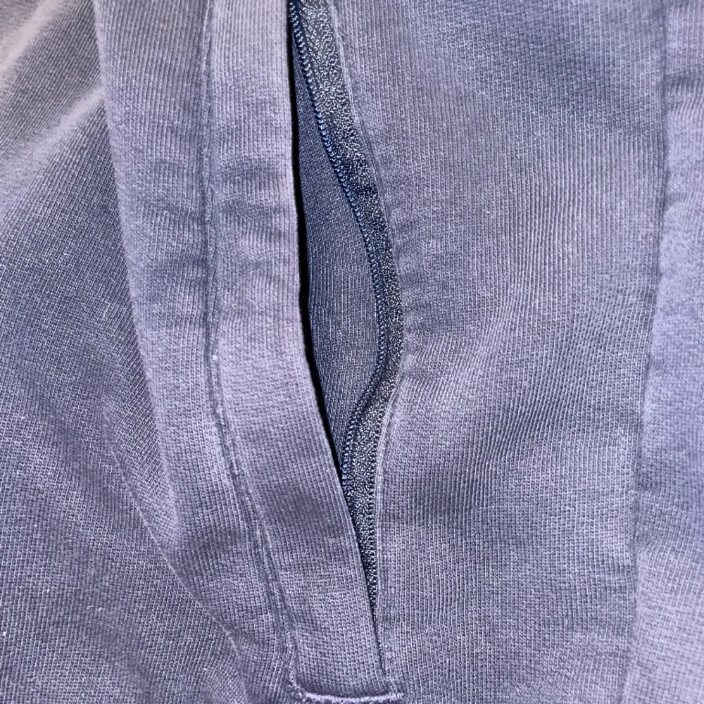 Lacoste hoodie Skick8/10 Goa fickor med dragkedjor  Lite tvättblekt. Hoodies.