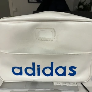 Adidas väska 60 tal - Säljer en adidas väska från 60 talet. Tror den är ny
