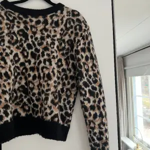 Superfin leopardmönstrad stickad tröja. Inga defekter. 🤍🤍