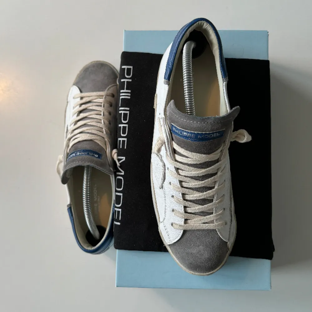 Splitter nya Philippe model skor i storlek  42! Skick: 9,5/10 (endast testade) Storlek: 42 (TTS) Köpta för: ≈ 4000kr Säljer för: 3199kr Slutsålda överallt!!. Skor.
