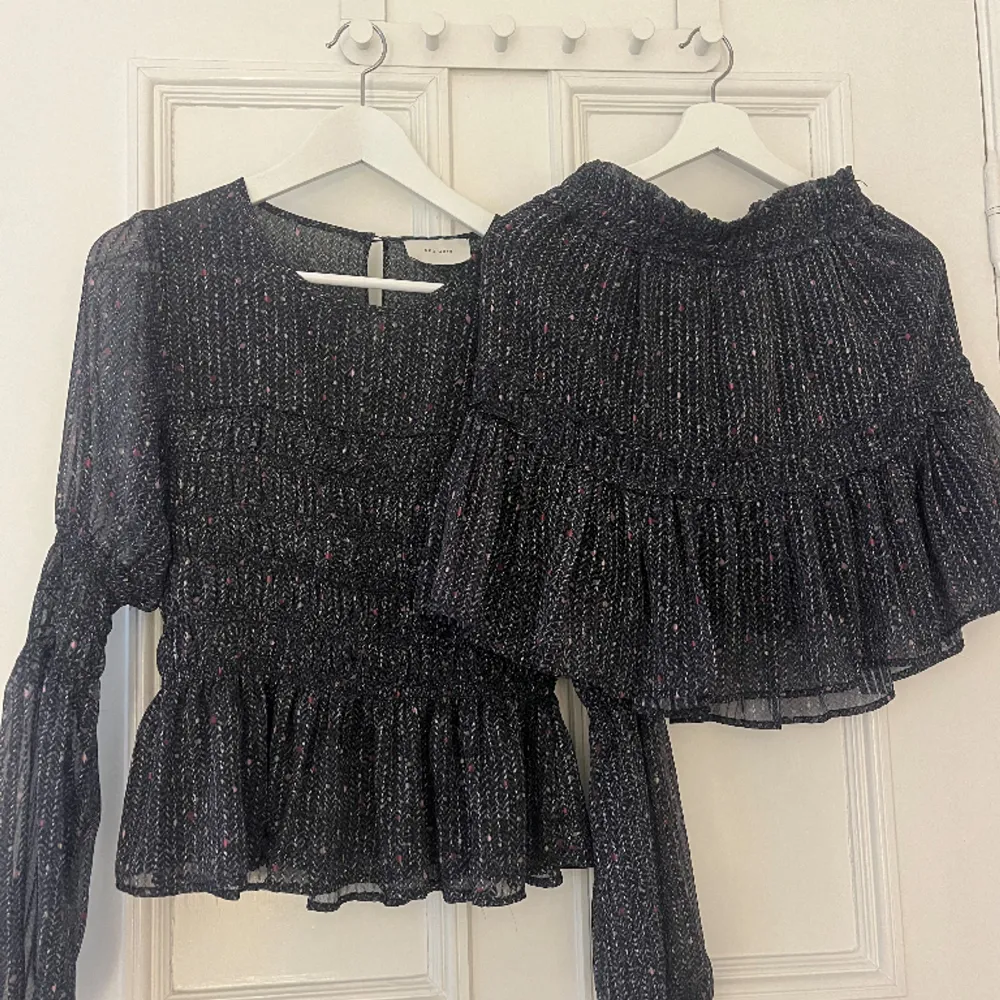Jätte fint, perfekt till fest. Det är en kjol och en blus. Fint att använda ihop då det blir som en klänning men funkar utmärkt att använda för sig också. Köpt för ca 1500kr tillsammans.. Mekot.