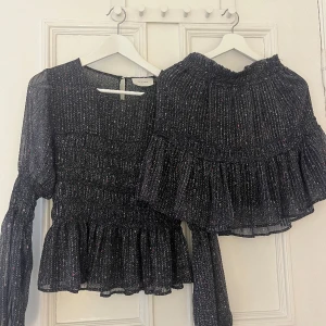 Set från neo noir - Jätte fint, perfekt till fest. Det är en kjol och en blus. Fint att använda ihop då det blir som en klänning men funkar utmärkt att använda för sig också. Köpt för ca 1500kr tillsammans.
