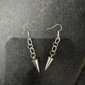 Örhängen  - Supercoola handgjorda örhängen inspirerade av Maria Nilsdotters örhängen. Örhängena är självklart oanvända. 85kr (frakten kostar 15kr). Hör av er vid intresse eller funderingar!💓