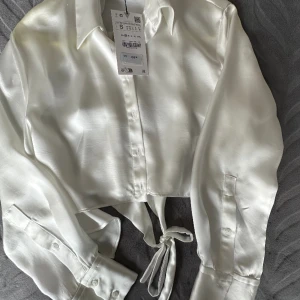 Satin skjorta  - Säljer denna fina satin skjortan med öppen rygg från Zara. Den är i helt nytt skick och prislappen är kvar. Säljer pga att den inte kommer till användning. 🤍 