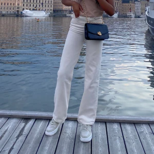 Vita Bikbok Jeans  - Säljer mina vita/krämvit jeans från bikbok W26/L32 💕  Dem är mer vita än på bild pga tvätt osv. Nypris: 599kr