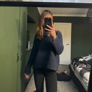 Stickad tröja  - Kommer inte till användning längre. Mycket bra skick! Nypris: 1199kr