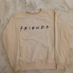 Friends tröja från NAKD i storlek S. Ny pris 300kr säljer för 130, pris kan diskuteras. Ny skick nästan aldrig använd.I färg beige/orange 