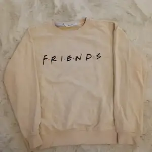 Friends tröja från NAKD i storlek S. Ny pris 300kr säljer för 130, pris kan diskuteras. Ny skick nästan aldrig använd.I färg beige/orange 