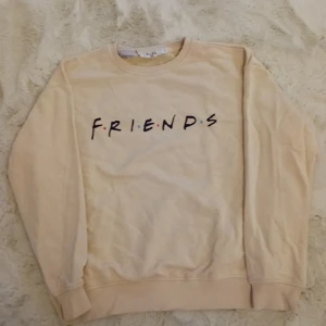 Friends tröja från NAKD  - Friends tröja från NAKD i storlek S. Ny pris 300kr säljer för 130, pris kan diskuteras. Ny skick nästan aldrig använd.I färg beige/orange 