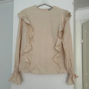 Blus  - Fin blus från Carin Wester! Storlek M-L (beroende på hur man vill att passformen ska vara)✨ 