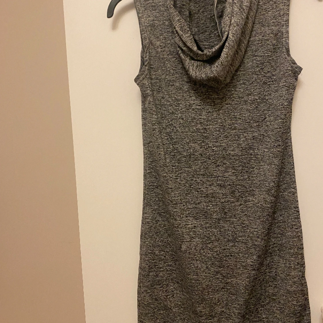 Grå klänning  - 90