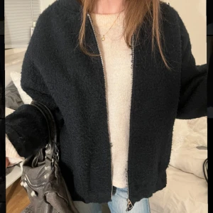 Jacka - Jätte fin mörkblå bomberjacka från zara, helt slutsåld❤️