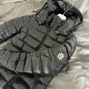 Moncler maya  - Använt en vinter! Säljer då den är för liten på mig. Barnstorlek, kan passa nån som har XS eller liten S   Köpt på moncler hemsidan.  Skriv privat för fler bilder ☺️