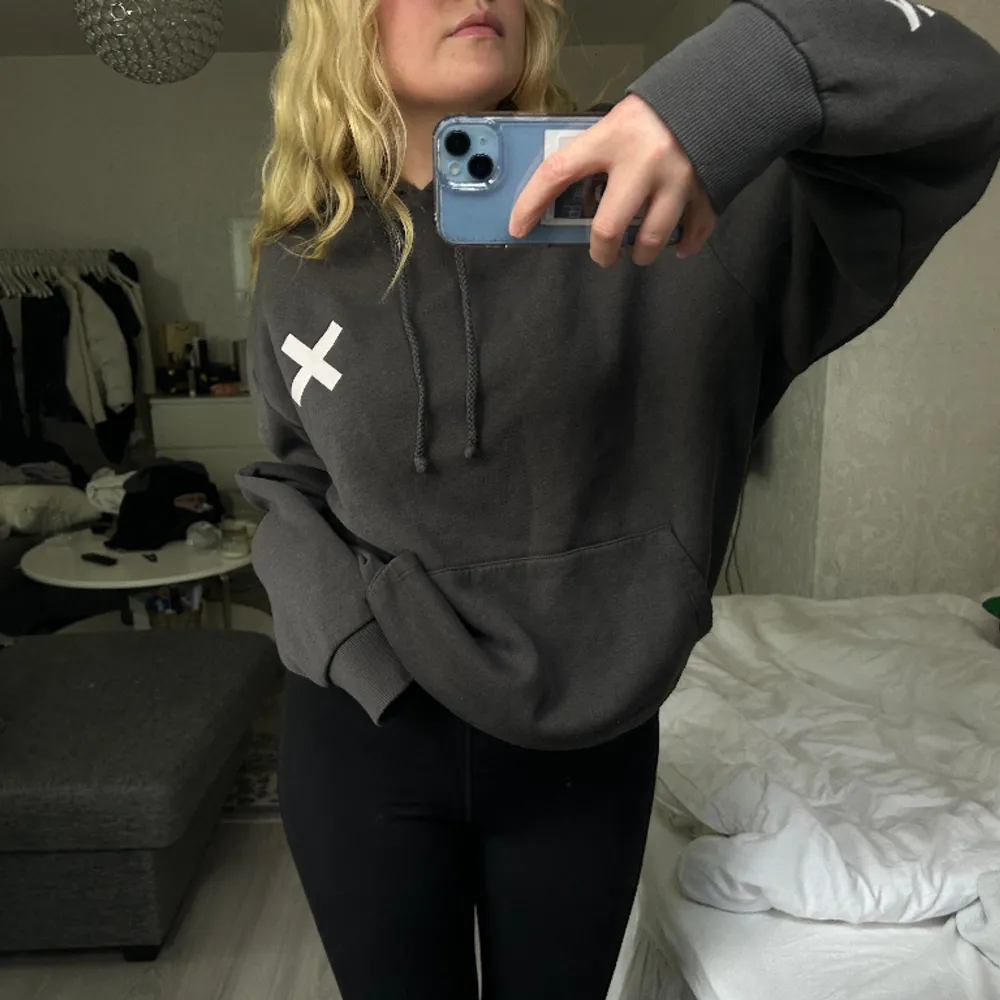 Säljer denna hoodie från märket COLLUSION (köpt på asos) ! storlek L, inga defekter . Hoodies.