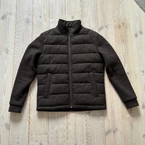 Cardigan jacka - Bruun & Stengade - Använd ett fåtal gånger så den är så gott som ny!   Nypris ligger på 2500kr  Vid frågor/funderingar är det bara att skicka ett meddelande!