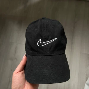 SELLOUT!! keps från nike - säljer denna snygga nike keps 🖤nästan helt oanvänd då jag insåg att jag inte passar i keps 😂 