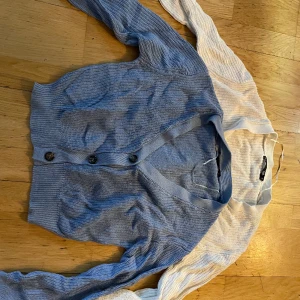 Stickad kofta - Säljer de i pack. Fina stickade koftor från lager. Den vita koftan har två små blåa fläckar på ena armen. Storlek S. De väger 638 så frakten blir 108 kronor.