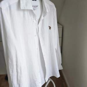 Kill skjorta i linne, storlek S, inköpt på Zalando och använt vid ett tillfälle.  