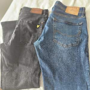 Två par jeans i bra skick säljes, Lyle&Scott, svart gråa och i strolek 32x30 Jack&Jones blåa och i storlek 32x30  Slim fit modell på båda.  Pris: 250 kr för båda paren 