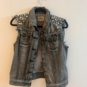 Trendig jeansväst  - Fin jeansväst med snygga detaljer som inte kommer till användning, strl xs och har inga märken på användning 