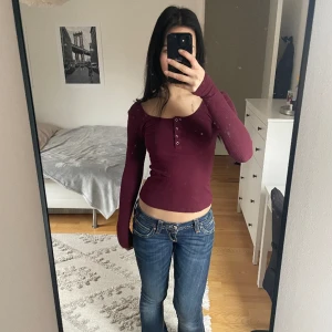 Vinröd ribbad tröja - Säljer denna jättesnygga tröja då den tyvärr inte kommer till användning längre. Som i nyskick🌼