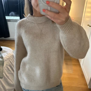 Stickad tröja - Snygg stickad tröja men som tyvärr inte kommer till användning!!