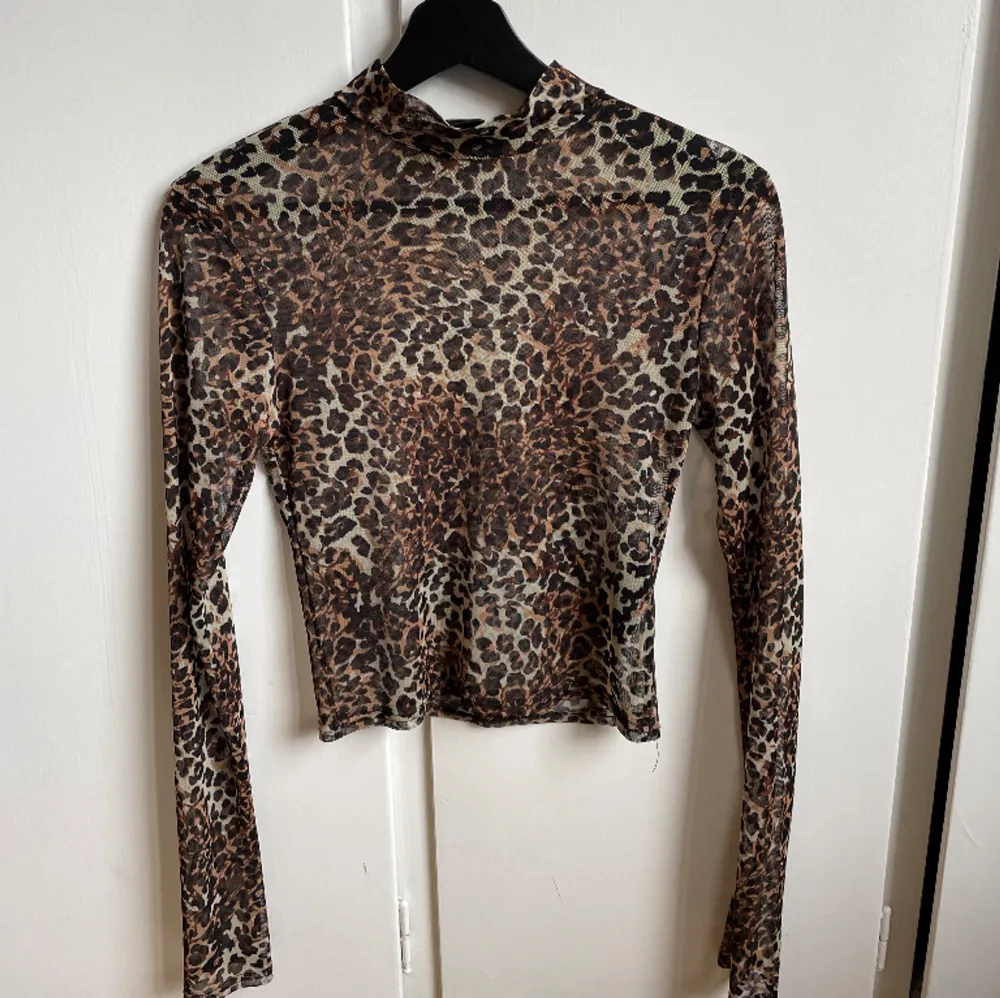Leopardmönstrad tröja från Urban outfitters, meshtyg, strl S/Xs fint skick🌸. Toppar.