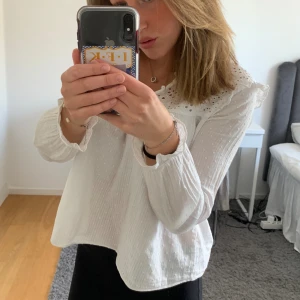Vit blus - Säljer nu denna superfina blusen!💕💕passar perfekt nu till våren!