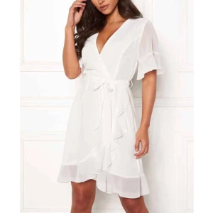 Studentklänning - Säljer en helt oanvänd klänning från SisterS Point, prislapp sitter fortfarande kvar😄 Ord. pris: 399kr